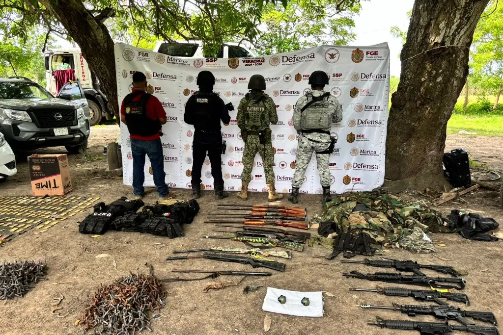 Imagen Aseguran arsenal, varios carros y una casa en La Mixtequilla