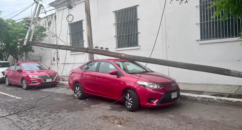 Imagen Poste de CFE cayó sobre un vehículo particular en la colonia centro de Veracruz 