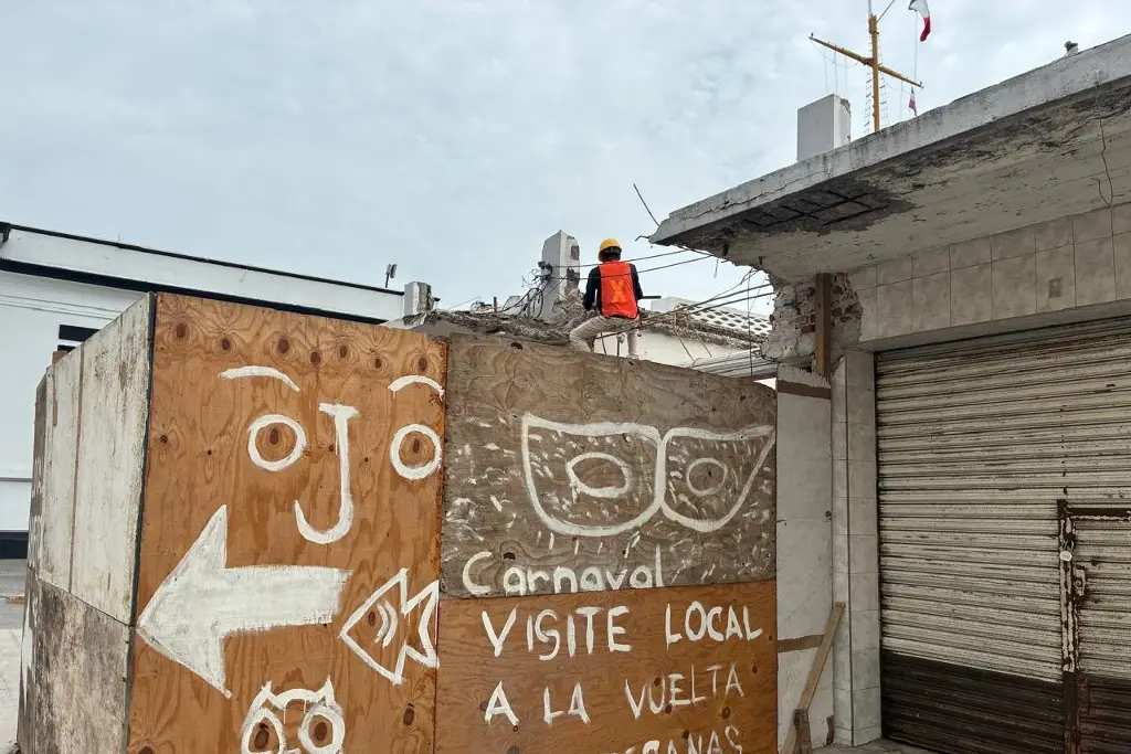 Imagen Echan abajo más locales del antiguo mercado de artesanías de Veracruz