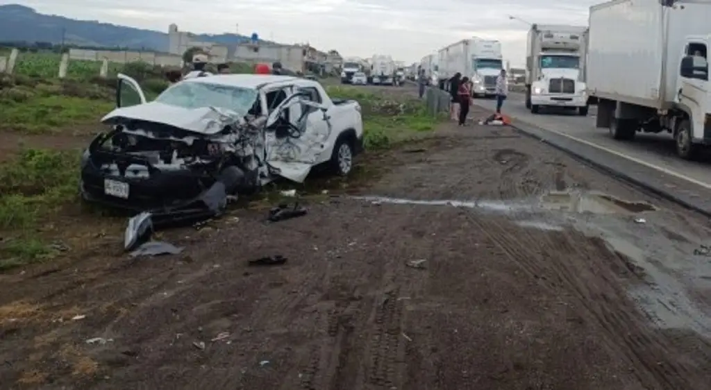 Imagen Aparatoso accidente entre camioneta y autobús en autopista de Veracruz; hay un lesionado