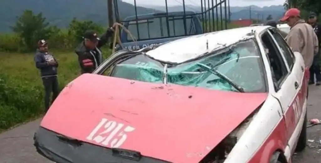 Imagen Vuelca taxi en carretera de Veracruz; hay 3 lesionados 