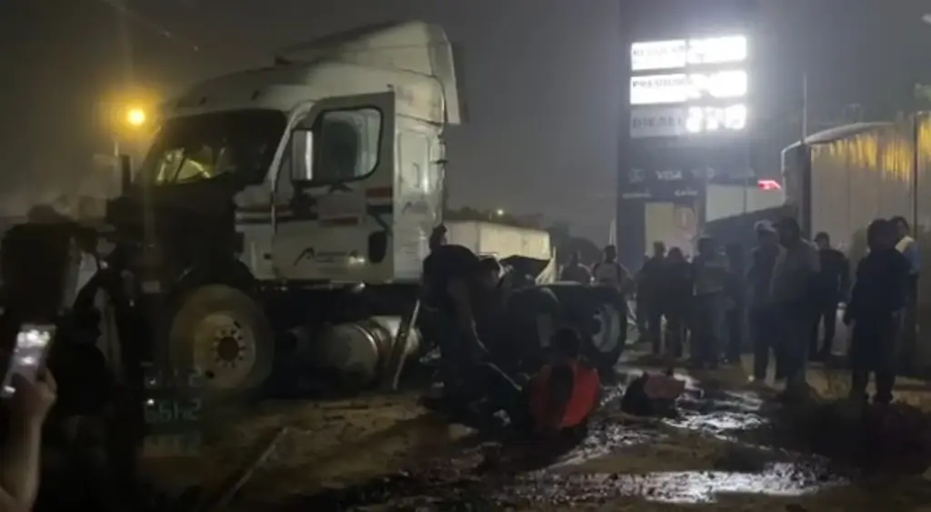 Imagen Tren se lleva tráiler en carretera federal Veracruz - Xalapa; reportan heridos 