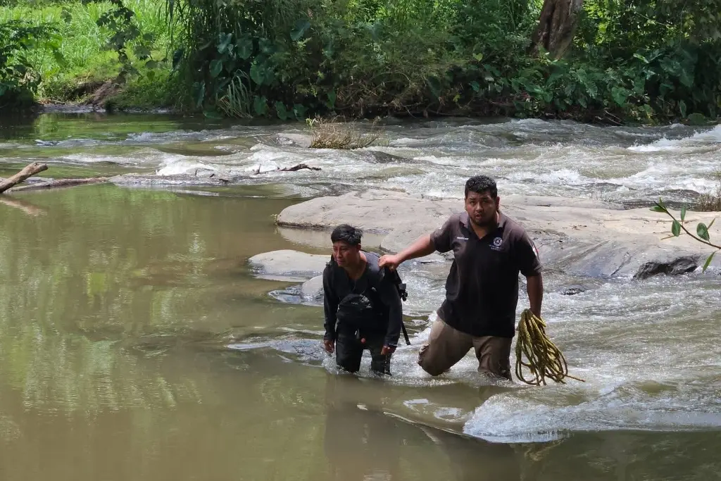 Imagen Recuperan cuerpos de dos jóvenes que cayeron a cascada Tomata, en Tlapacoyan