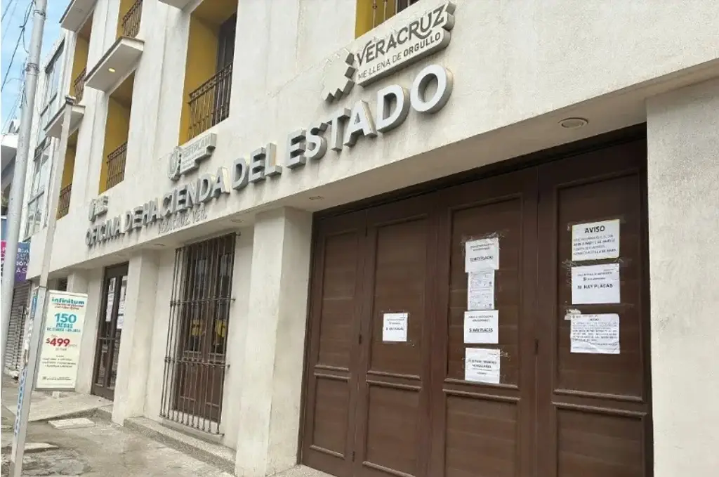 Imagen Ciudadano se queja porque lleva 3 días intentando sacar sus placas en Hacienda en Veracruz