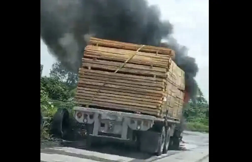 Imagen Se incendia camión con madera en el Kilómetro 13.5, en Veracruz 