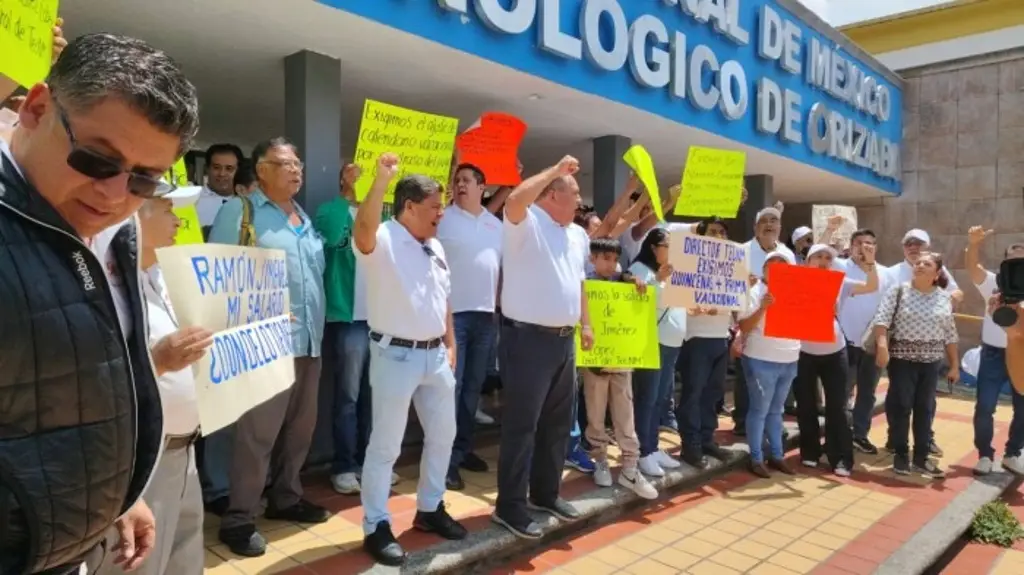 Trabajadores del Tecnológico de Orizaba realizan protesta; es por esta razón
