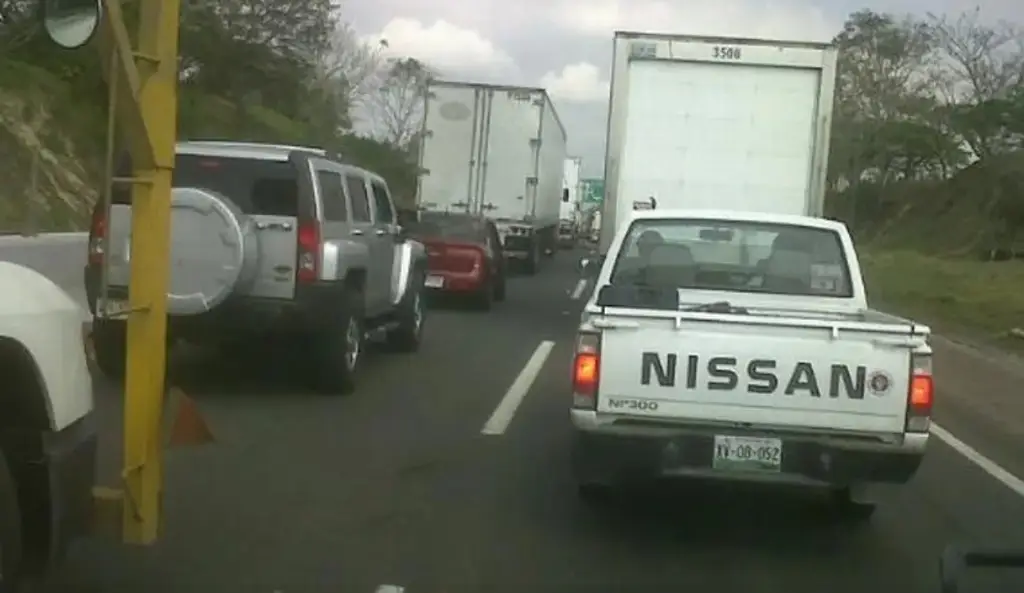 Imagen Hay cierre parcial de circulación en autopista de Veracruz 