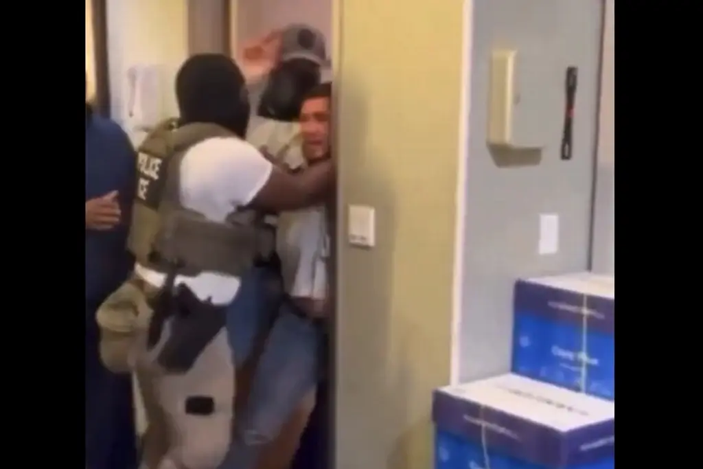 Imagen Detención de migrante en centro médico con agentes enmascarados causa indignación en EU