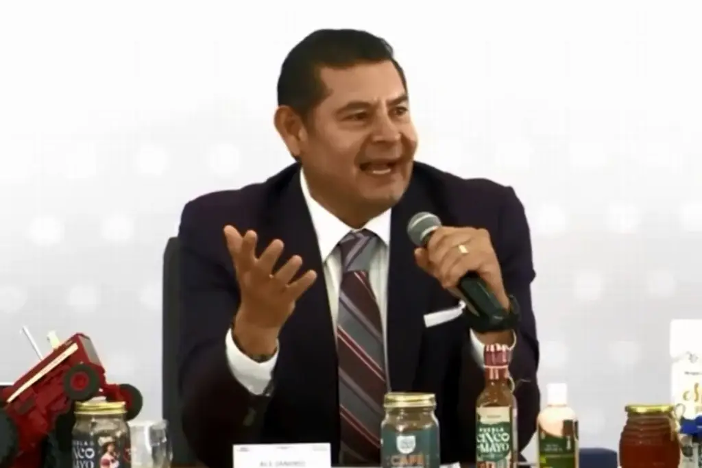 Imagen Gobernador de Puebla le truena los dedos a secretaria de Turismo y luego se disculpa (+Video)