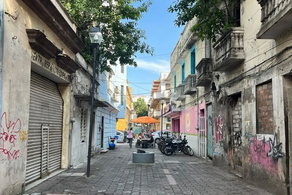 Imagen Remodelarán callejones de Veracruz y reubican bancas antiguas del zócalo