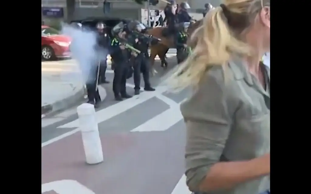 Imagen Juez prohíbe a Policía de Los Ángeles usar armas no letales contra reporteros en protestas
