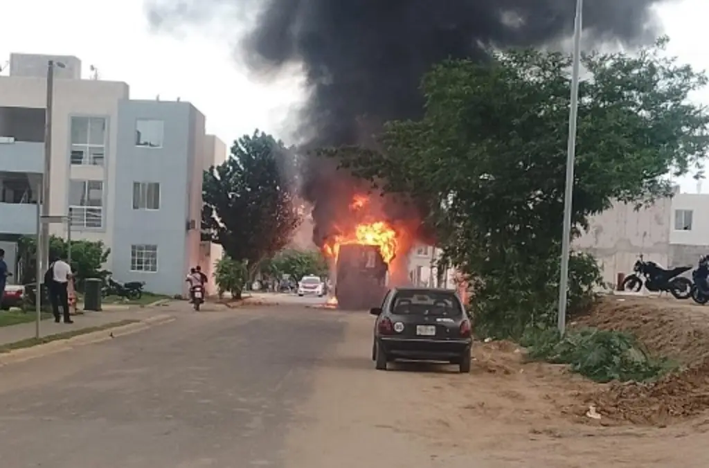 Imagen Se incendia camión urbano en fraccionamiento de Veracruz 