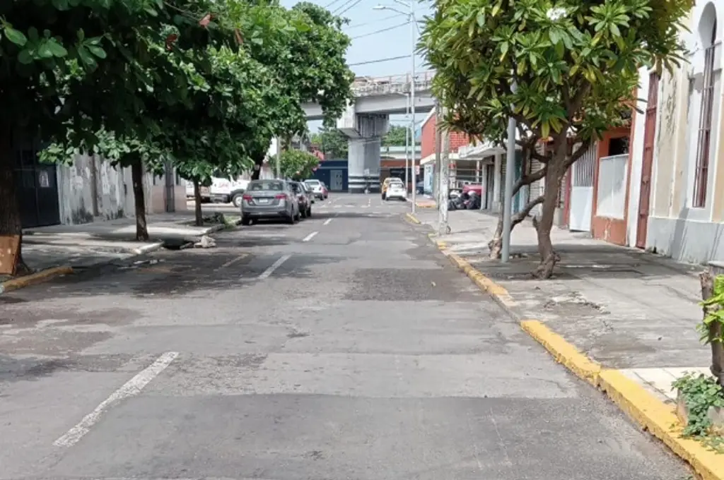 Imagen Reporta hundimiento en calle de Veracruz, lo reparan y ahora le quieren cobrar 13 mil pesos