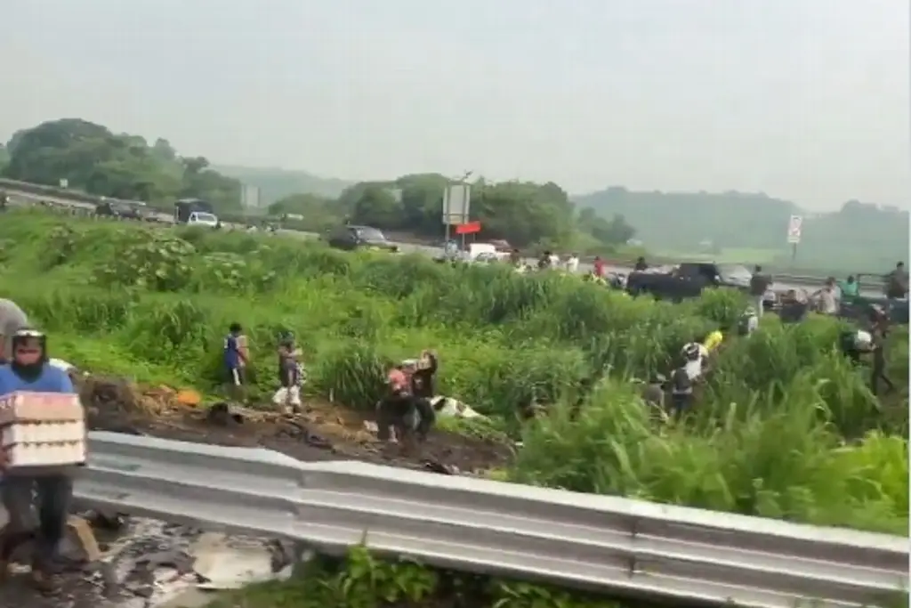 Imagen Rapiña de cervezas tras la volcadura de un tráiler en el entronque Tinaja- Veracruz
