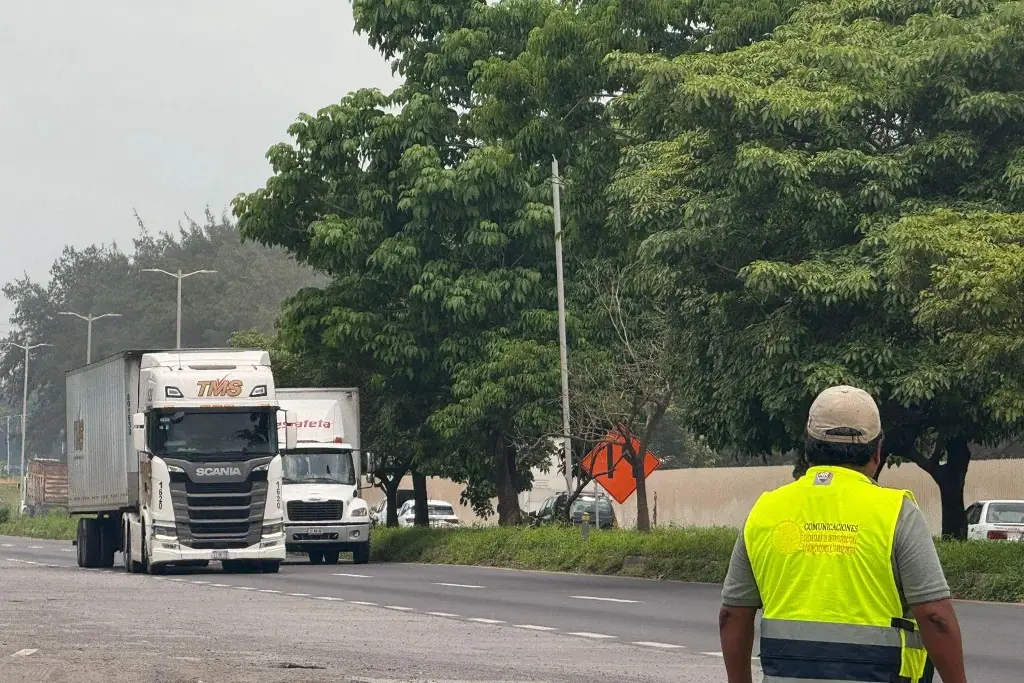 Imagen Se restringirá circulación del Kilómetro 13.5 a autos particulares por obras del distribuidor vial: SICT