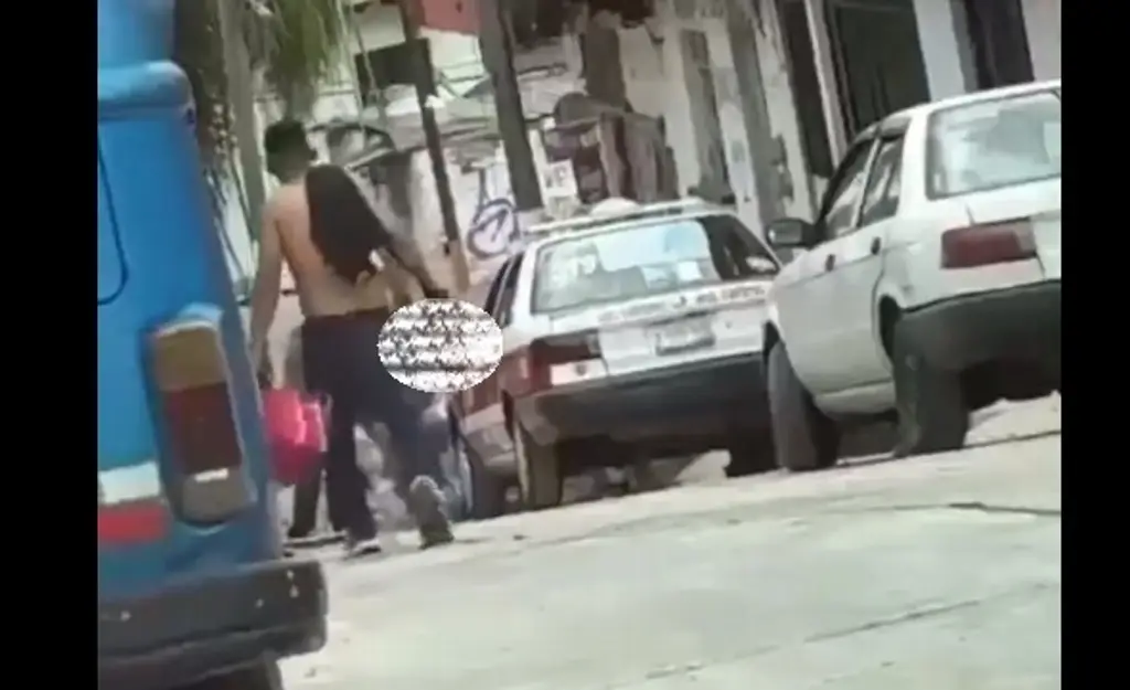 Imagen Filtran video de hombre llevando cabeza humana en las manos en Coatepec, Veracruz