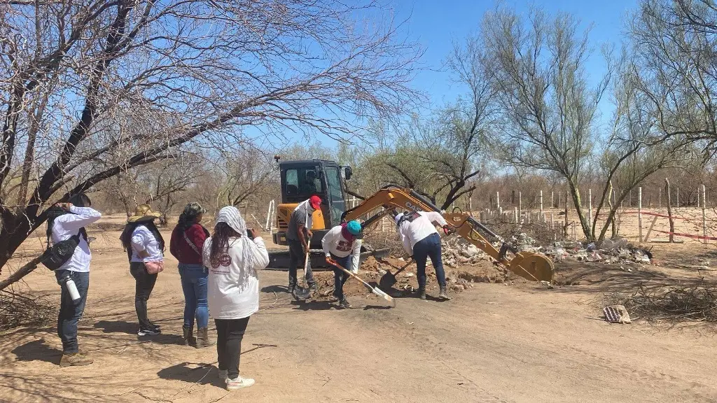 Madres buscadoras hallan fosas con restos humanos y más de 200 prendas en Sonora
