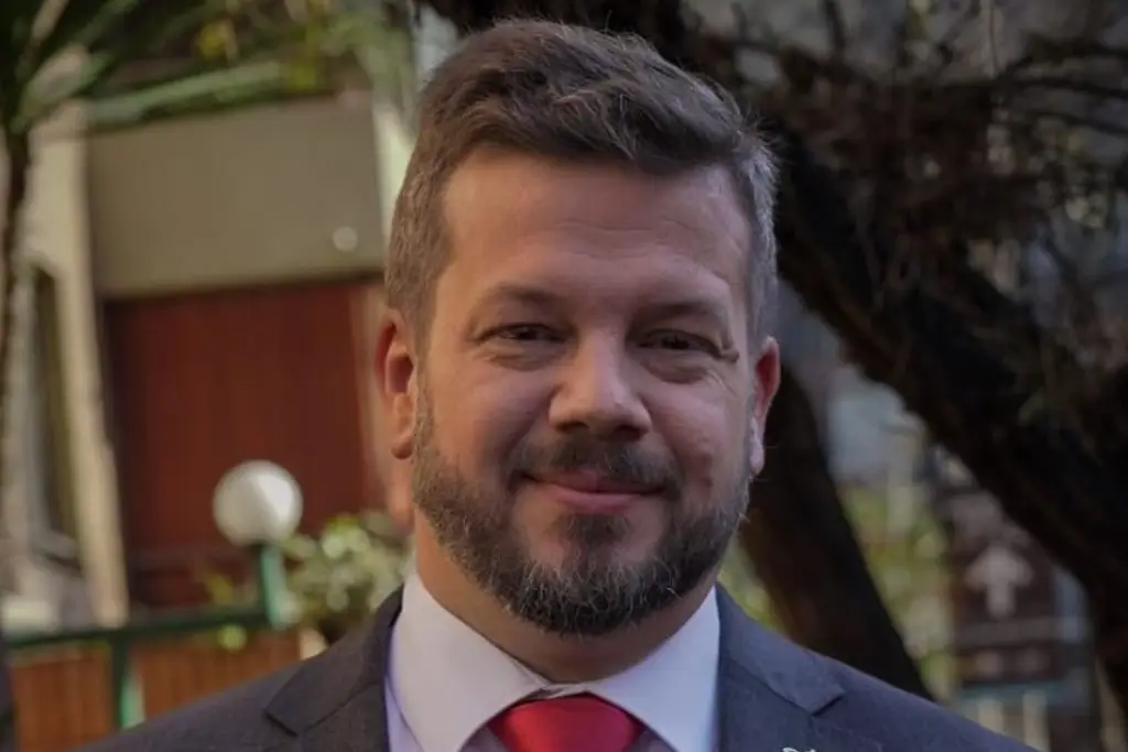Ultraderechista Kaiser oficializa candidatura a presidencia de Chile con guiño a dictadura