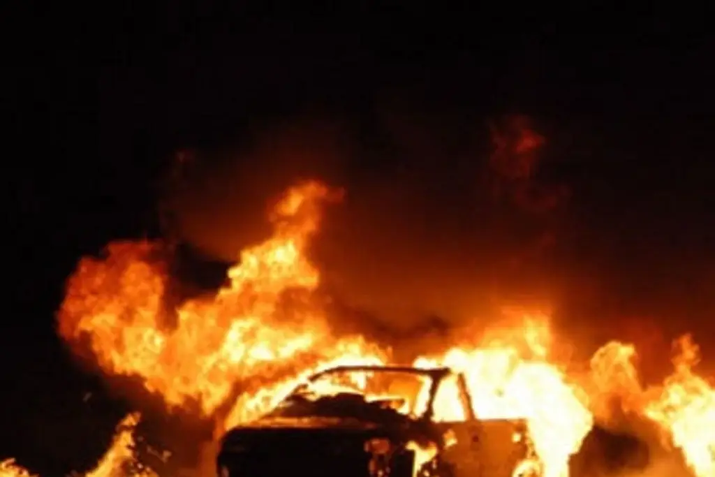 Imagen Se incendia auto frente cuartel de la Boticaria, en Boca del Río