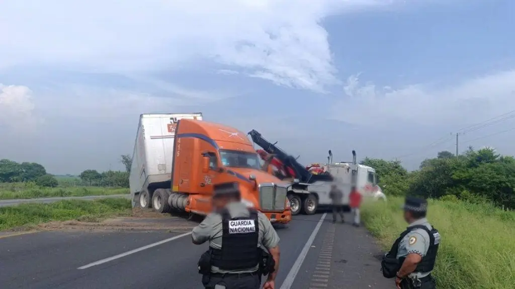 Imagen Tome precauciones, hay cierre parcial de circulación en autopista de Veracruz 