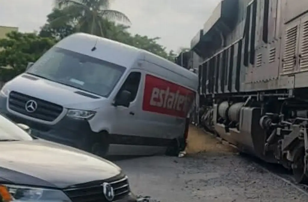 Imagen Locomotora impacta a camioneta de mensajería en fraccionamiento de Veracruz 