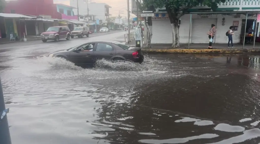 Se quejan por acumulación de agua en la calle Graciano Sánchez en la colonia Carranza de Boca del Rio