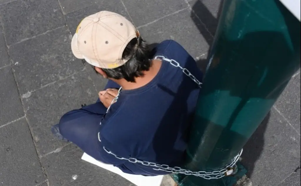 Imagen  Hombre se encadena y declara huelga de hambre en Xalapa, Veracruz; es por esta razón
