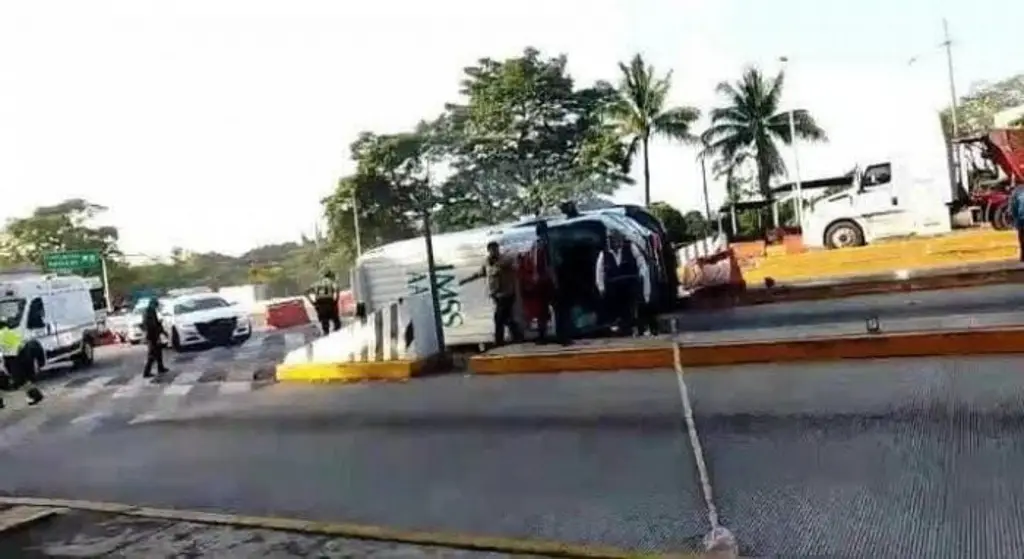 Imagen Vuelca ambulancia del IMSS en carretera de Veracruz; tres personas resultan lesionadas