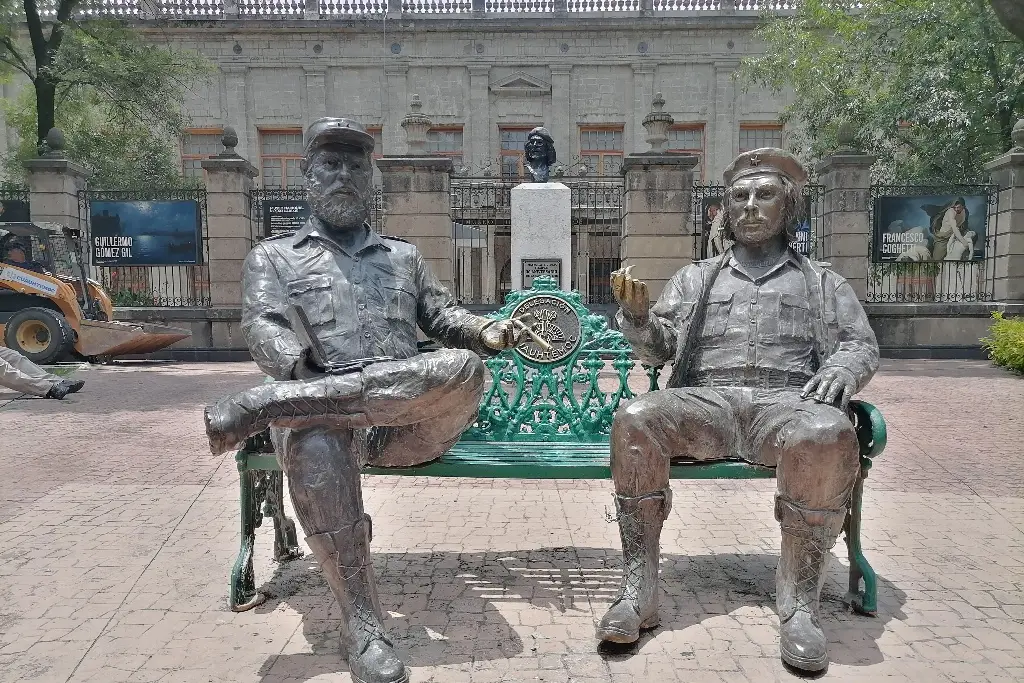 Imagen Retiran la escultura 'Monumento Encuentro', de Fidel Castro y 'Che' Guevara, en CDMX