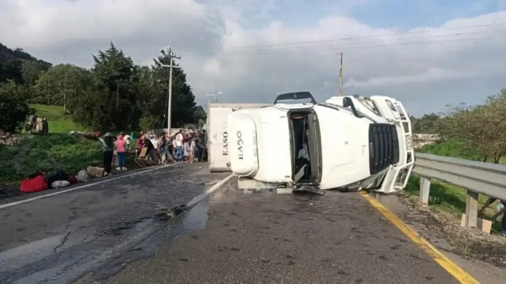 Imagen Vuelca tráiler en autopista de Veracruz; ciudadanos vacían su carga de abarrotes