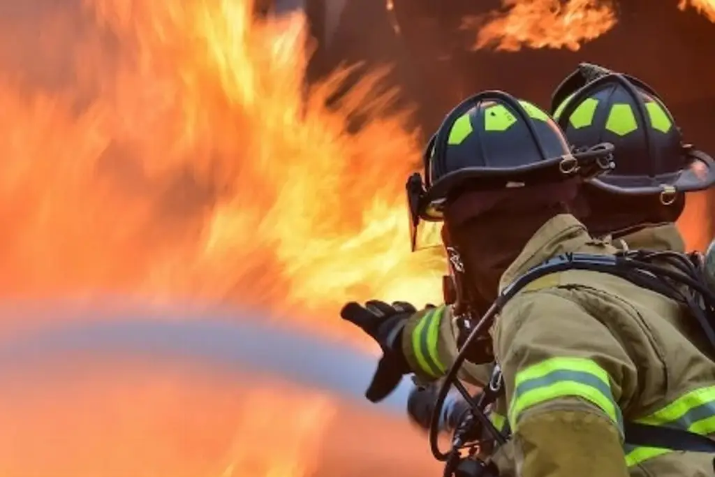 Imagen Se incendian varios coches en bodega de agencia automotriz en Boca del Río