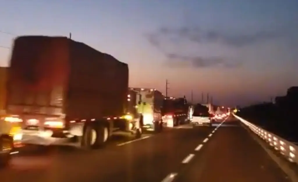 Imagen Cierran circulación por choque de tráileres en autopista de Veracruz