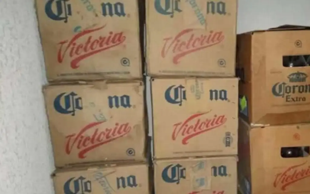 Imagen Falsos repartidores estafan a comerciante con 19 cartones de 'caguamas'. Esto contenían
