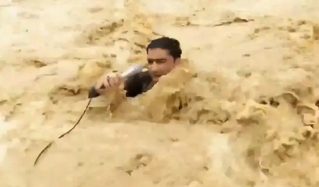 Imagen Transmite en vivo con el agua hasta el cuello en inundaciones de Pakistán (+Video)