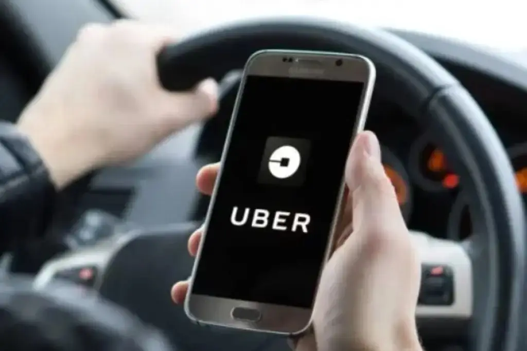 Imagen Sheinbaum rechaza alza de tarifas de Uber a usuarios por reforma laboral