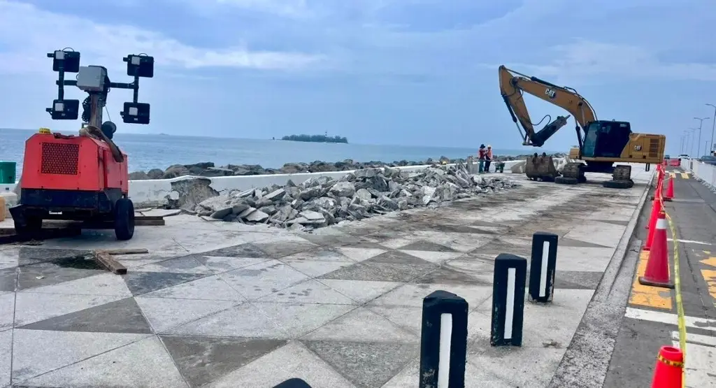 Inician trabajos de reparación del socavón en el bulevar Manuel Ávila Camacho de Boca del Río
