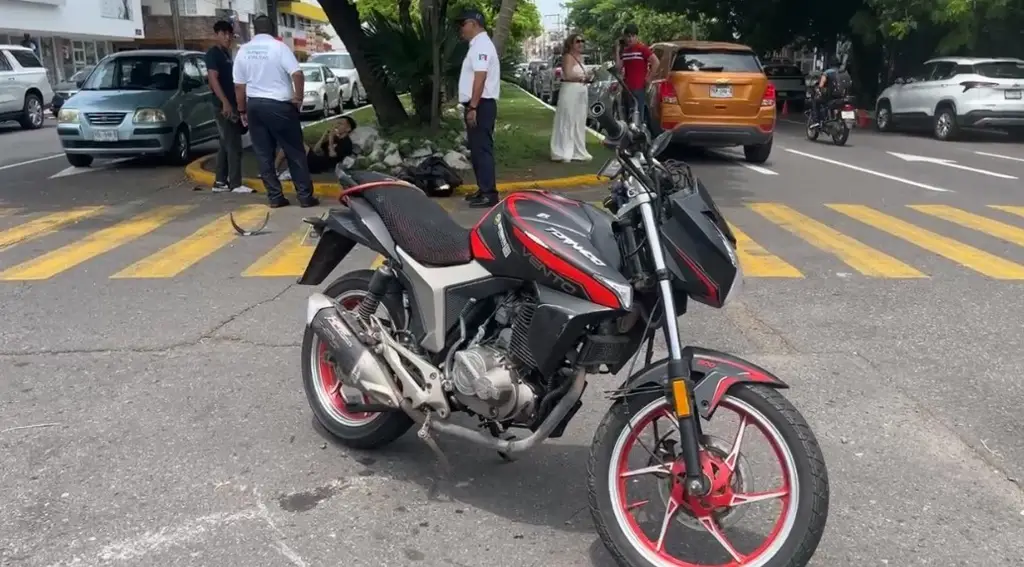 Imagen Accidente vial entre un auto y una motocicleta en calles del fraccionamiento Reforma de Veracruz