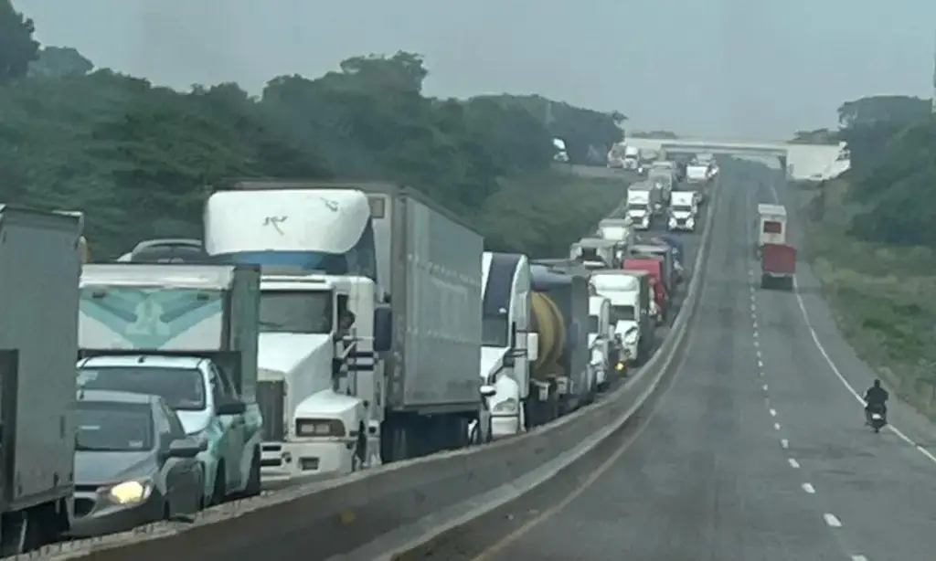 Imagen Hay cierre parcial de circulación en autopista con dirección al puerto de Veracruz 