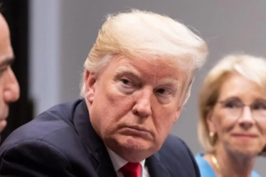 Trump demanda al WSJ y a Murdoch por publicar carta con su firma enviada a Epstein