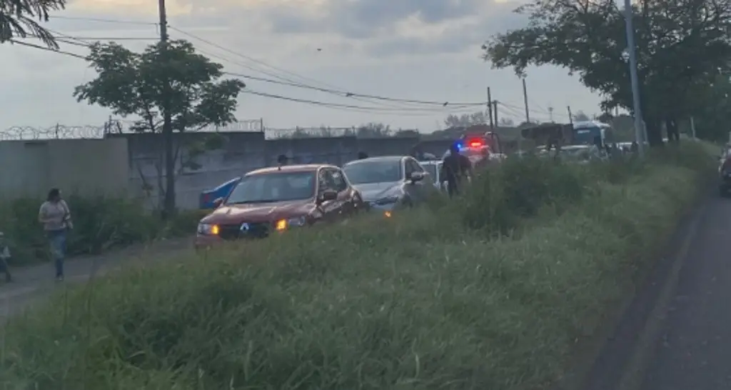 Imagen Hay caos vial en carretera federal Veracruz - Xalapa; es por esta razón 