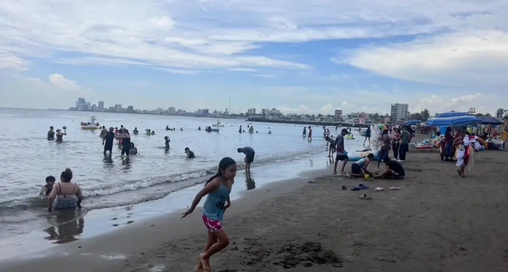 Imagen Así se encuentra este inicio de vacaciones la playa de Villa del Mar en Veracruz