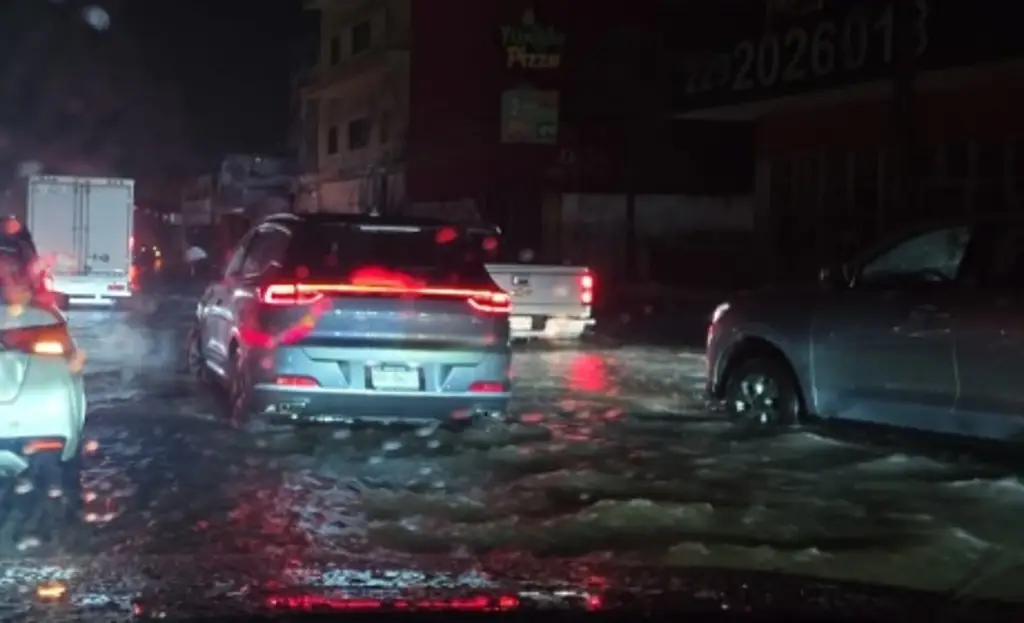 Imagen Avenida de Boca del Río queda bajo el agua tras fuertes lluvias (+Video)