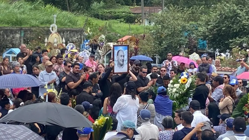 Imagen Despiden con porras y aplausos a Arnulfo Rodríguez, fallecido alcalde electo de Banderilla 
