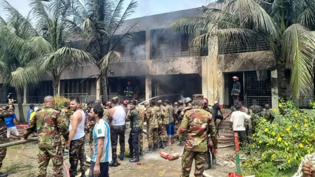 Imagen Mueren 16 personas por avión de fuerza aérea de Bangladesh que se estrelló en universidad (+Video)