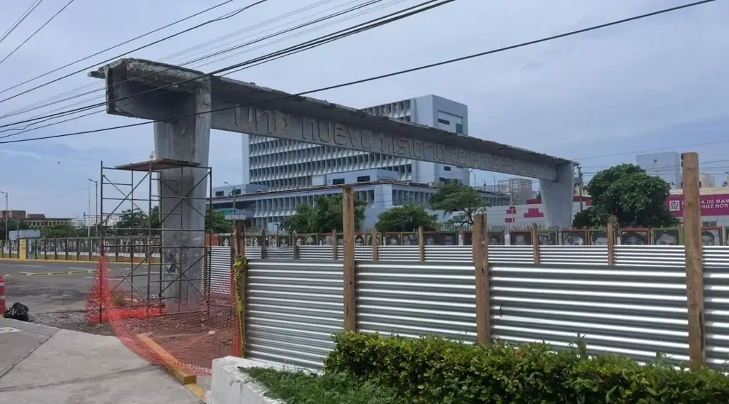 Imagen Hay reducción de carriles en la avenida Cuauhtémoc por obras en el puente peatonal frente al IMSS en Veracruz  