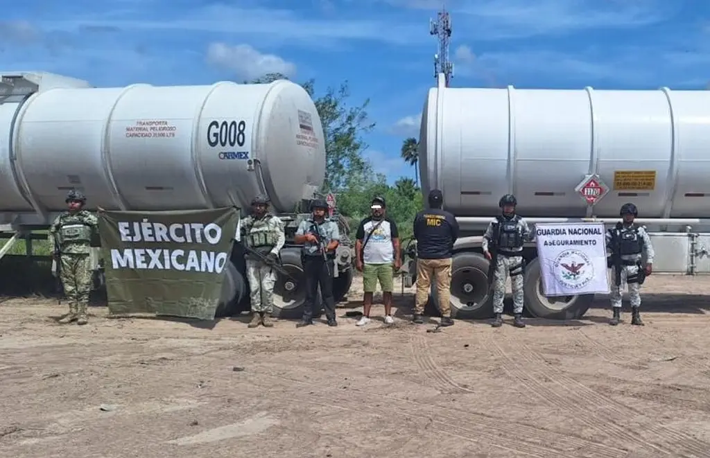 Imagen Aseguran pipa llena de gasolina en carretera de Tamaulipas; no acreditó procedencia
