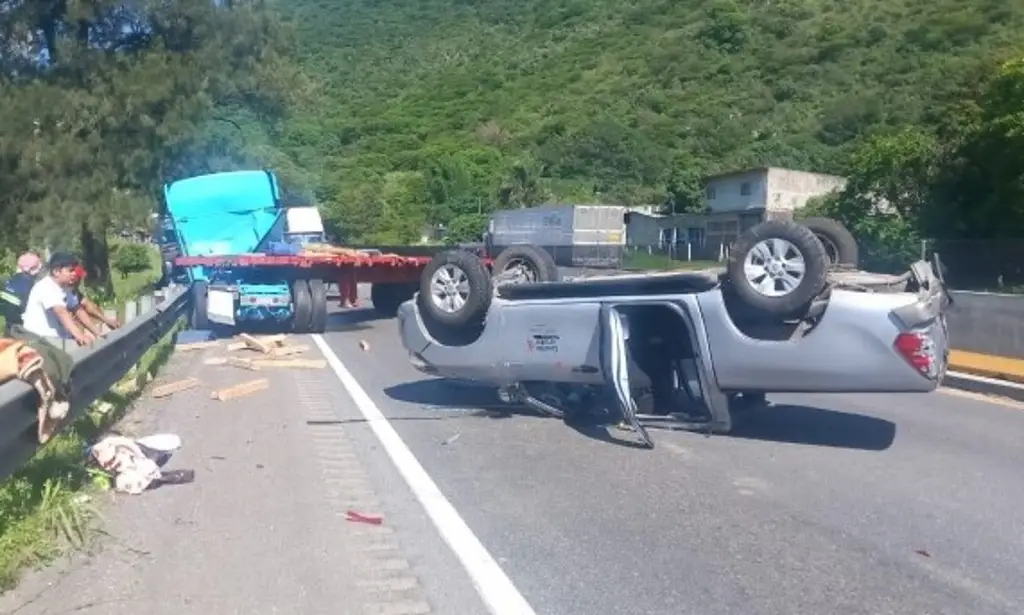 Imagen Aparatoso choque entre tráiler y camioneta en autopista de Veracruz; hay 2 lesionados