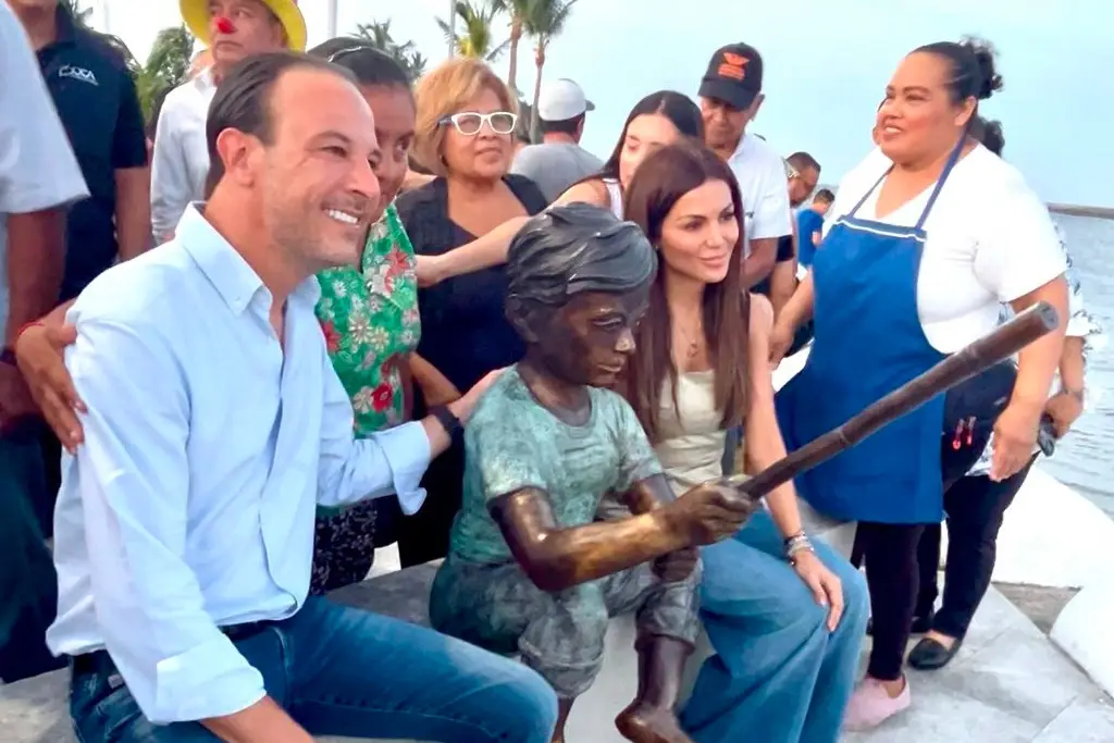 Imagen Develan escultura en la reinauguración de la Plaza Banderas en Boca del Río 