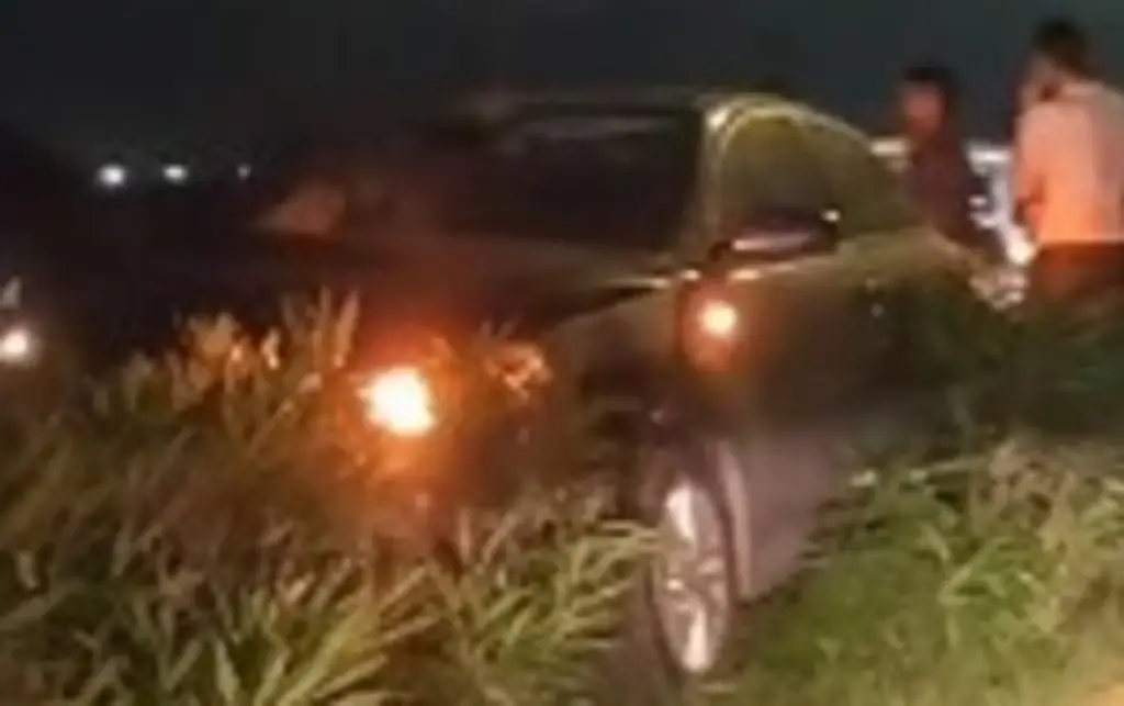 Imagen Fuerte carambola en carretera federal Veracruz - Xalapa; carro queda arriba del camellón