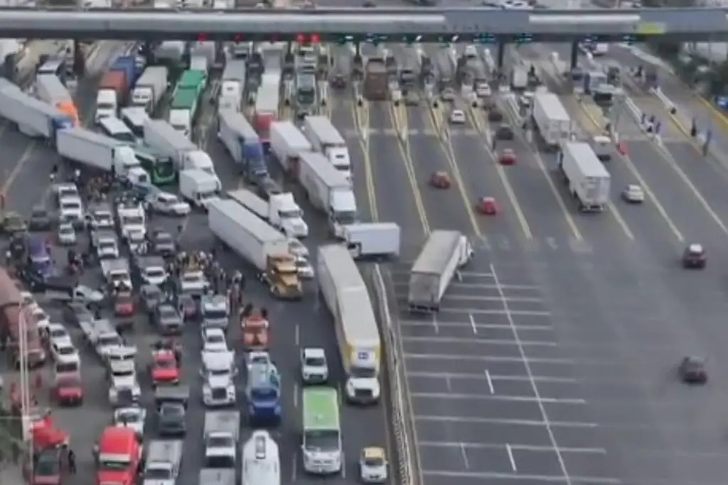 Imagen Caos por transportistas que bloquean autopistas por desaparición de líder 